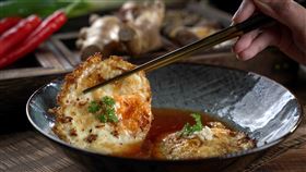 依嬤的店「老酒蛋」層次豐富的滋味，是馬祖人在冬日的記憶。（圖／飯店旅宿業者提供）