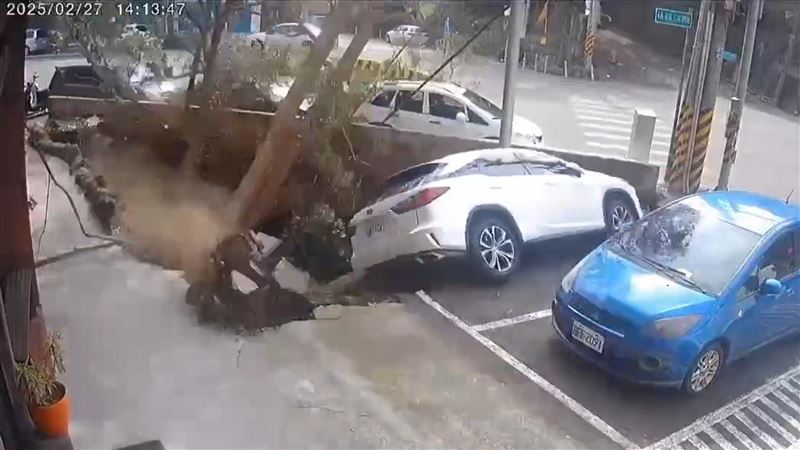 竹東驚見天坑！「三角黑洞」吸車畫面曝光