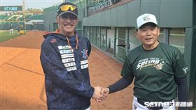 ▲陽岱鋼（左）和台鋼雄鷹總教練洪一中。（圖／記者黃耿誼攝影）