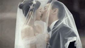 陳妍希與陳曉的「頭紗吻」全場轟動。（圖／翻攝自微博）