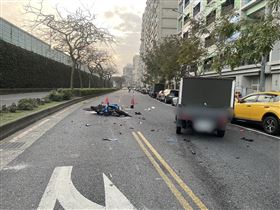台北市萬華區青年路、水源路口，羅姓男子的機車和黃姓男子的小貨車發生車禍，羅男頭部撞上擋風玻璃，傷重不治。（圖／翻攝畫面）