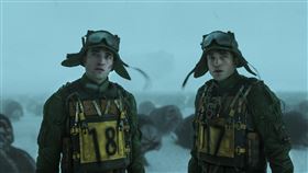 羅伯派汀森在《米奇17號》1人分飾18角，演出各種離奇死法。（圖／華納兄弟提供）