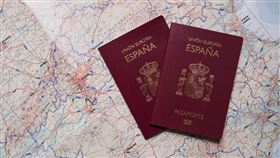 西班牙護照美國總統川普提議以「金卡」取代投資移民簽證計畫，西班牙則將在今年4月廢除已實行10年的「黃金簽證」投資移民方案，以拯救國內住房危機。圖為西班牙護照。中央社記者胡家綺馬德里攝 114年2月27日
