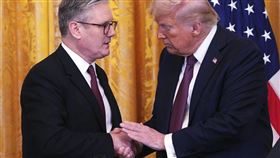 英國首相施凱爾（左）與美國總統川普（右）在白宮舉行的聯合記者會上握手。（圖／美聯社／達志影像）