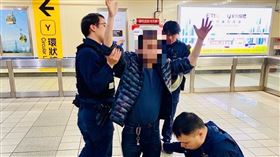 張男下班搭捷運返家時，因不慎露出切割工具，而遭罰萬元。（圖／警方提供）