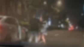 園省道台1線中壢區、中華路往桃園區方向，疑似發生情侶吵架。（圖／翻攝畫面）