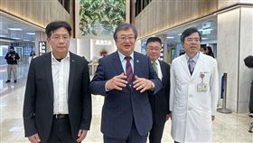 衛福部長邱泰源（左二）日前前往部立台北醫院等醫院視察急診狀況。（圖／衛福部提供）