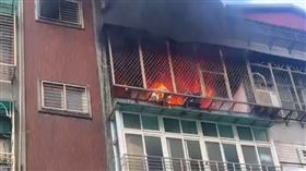 永和民宅突然竄火，現場畫面超驚悚。（圖／翻攝畫面）