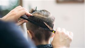 ▲龍抬頭理髮象徵剪去舊運、迎接新氣象。（圖／三立新聞網）