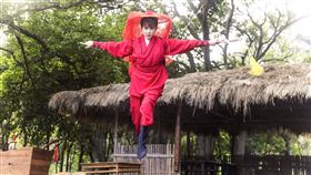 安心亞拍攝數次被鋼絲吊著飛，下戲後大喊吃不消。(圖／公視台語台、華視提供)