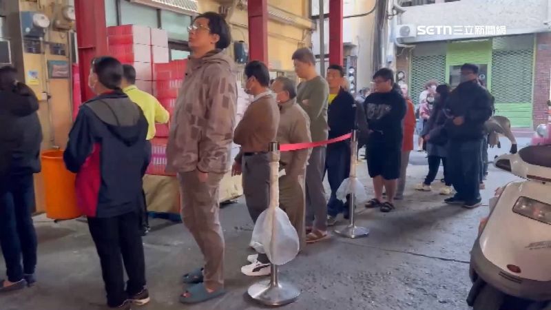 迎頭牙接財轉運！　民眾排買麻糬「黏錢」