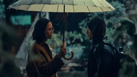 張鈞𡩋（右）在影集中為了兒子「晧晧」操心不已，希望能運用自己的專業讓孩子恢復健康。（圖／公視、中華電信、瀚草文創提供）