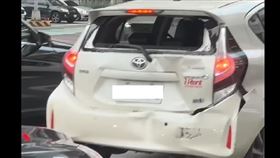 網友PO出路邊經過的iRent，車尾凹陷、擋風玻璃也破碎。（圖／翻攝爆廢公社）
