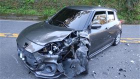 湯男過彎時不慎失控，直接連人帶車衝到對向。（圖／警方提供）