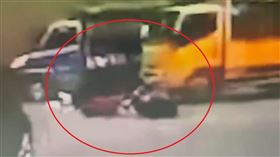 機車女騎士經過台7線，過彎不慎摔倒險些遭輾。（圖／翻攝畫面）