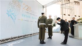 賴清德出席「二二八事件78周年中樞紀念儀式」、受難者家屬代表李慧生送上魷魚粥（圖／總統府提供）