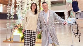 超哥在醫院跟老婆合照。（圖／經紀人提供）