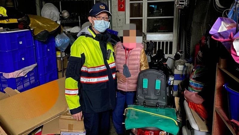 台中阿嬤迷途！暖警神救援推2公里助返家