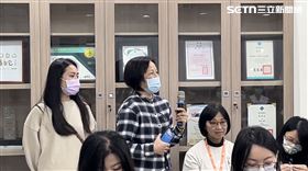 邱邱伯女兒（圖中格子衫者）說，患者與家屬所求的不過是老有所終、圓滿善終。（圖／記者簡浩正攝影）