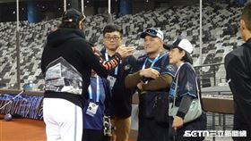 ▲孫易磊父母與火腿監督新庄剛志，在大巨蛋討論餅乾細節。（圖／記者張沛嘉攝影）