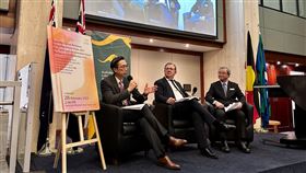 駐澳洲代表徐佑典出席「台澳關係論壇」駐澳洲代表徐佑典（左1）出席「台澳關係論壇」與澳洲聯邦參議員史卡（中）對談，呼籲澳洲今年做為「跨太平洋夥伴全面進步協定」（CPTPP）輪值主席國，支持台灣加入CPTPP。右1為澳台文化基金會執行長李季平。（駐澳洲代表處提供）中央社記者楊淳卉雪梨傳真　114年2月28日