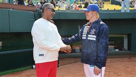 ▲陽岱鋼（右）與路易士相見歡。（圖／台鋼雄鷹提供）