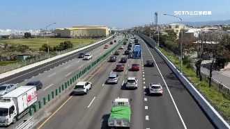 228連假國道塞爆　清水服務區湧「車海」