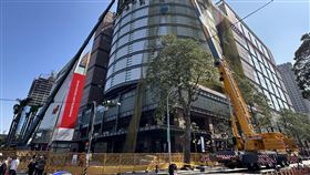 新光三越中港店氣爆後  外牆吊掛安全網新光三台中中港店發生氣爆後持續停業中，由於外牆附掛物可能掉落引發危險，新光三越28日持續進行安全網吊掛作業，完成後才能進行危險物拆除。中央社記者趙麗妍攝  114年2月28日
