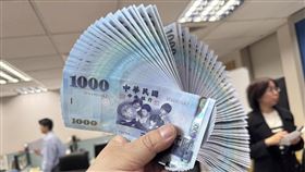 新的鈔票，真香！聞久了，賺錢的慾望都上身了。（圖／師瑞德）