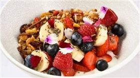 大陸上海一名顧姓男子去吃網紅連鎖餐廳gaga，用餐後出現過敏休克反應，送醫遭發病危通知，事後發現店內確實沒標註過敏原，才讓他吃下會過敏的腰果差點喪命。（圖／翻攝自微博／藍鯨新聞）