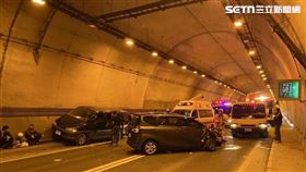 台62線傑魚坑隧道發生廂型車追撞轎車的事故。（圖／翻攝畫面）