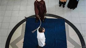 印尼兩名男大生因「赤裸擁抱」，被罰公開鞭刑80下，刑後癱軟被抬走。（圖／翻攝自X）