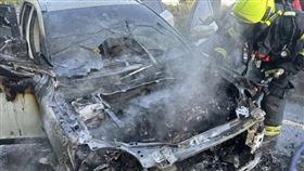 南投微熱山丘附近，發生火燒車事故。（圖／翻攝畫面）