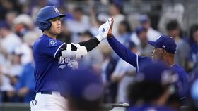 大谷翔平熱身賽首打席炸裂學長菊池雄星。（圖／美聯社／達志影像）