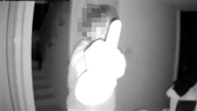 網友發文指出，婆婆於凌晨對著監視器「比中指」2次。（圖／翻攝毒姑九賤婆媳討論區）