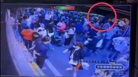 吳男騎車闖行人區還壓到人腳，雙方一言不合直接互相開扁。（圖／警方提供）