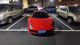 法拉利亂停的畫面曝光後，引發大批網友討論。（圖／翻攝自爆料公社）