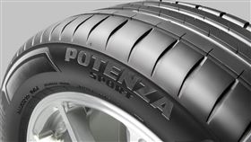 ▲普利司通專為全新Porsche Macan Electric與Panamera打造Potenza Sport高性能專屬配胎。（圖／Bridgestone）