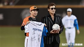 ▲火腿交流賽，2隊總教練林岳平、新庄剛志互贈禮物。（圖／記者劉彥池攝影）