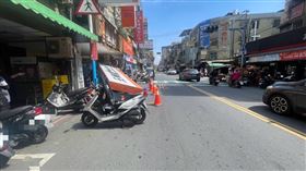 招牌突然從天而降，將騎車行經的萬男給當場擊落。（圖／警方提供）