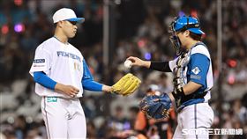 ▲火腿交流賽，火腿鬥士先發投手孫易磊連投2次保送，捕手伏見寅威喊暫停。（圖／記者劉彥池攝影）