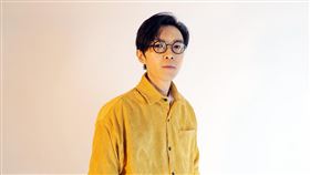 方大同推新歌「清楚點」金曲歌王方大同推出新歌「清楚點」，靈感源自身處數位時代的現代人生活充斥大量資訊，常常只看到事情表象，希望透過歌聲讓大家意識到應用冷靜的態度看事情全貌，避免以偏概全。（賦音樂提供）