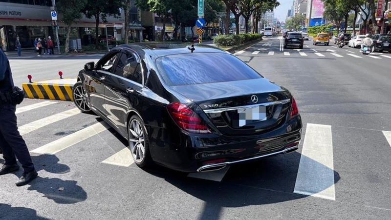 台北賓士自撞車禍！駕駛竟是徵信社老闆