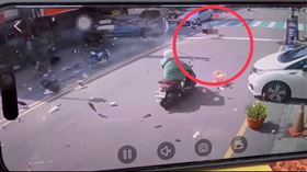 女騎士無辜遭撞亡，恐怖瞬間狠心奪1命。（圖／翻攝畫面）