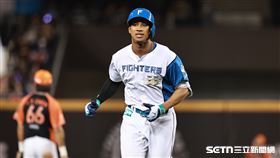 ▲火腿交流賽，火腿鬥士右外野手萬波中正炸裂2分砲。（圖／記者劉彥池攝影）