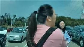 一名車主在關西休息站遇到一對母女「人肉佔位」，他準備將車倒退進入車格時，竟然被敲打車門要求讓位。（圖／翻攝自臉書＠爆料公社官方專屬）