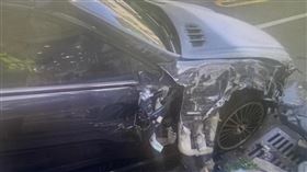 何男開車撞擊路邊2汽車，酒測值高達0.87被依法送辦。（圖／翻攝畫面）