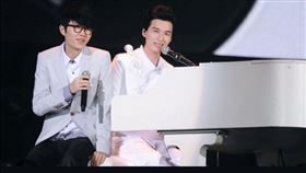 嚴爵（右）po與方大同合唱的照片追悼（翻攝嚴爵IG）