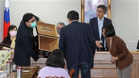 立院召委選舉　投票前確認票匭清空立法院司法及法制委員會29日上午舉行召委選舉，投票前議事人員將票匭打開，讓國民黨立委翁曉玲（前右）等人檢查。中央社記者鄭清元攝  113年2月29日