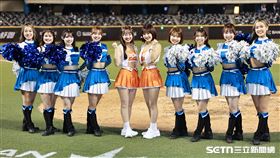 ▲火腿交流賽，Uni-Girls成員千紘（中左）、希美和火腿鬥士啦啦隊合影。（圖／記者劉彥池攝影）